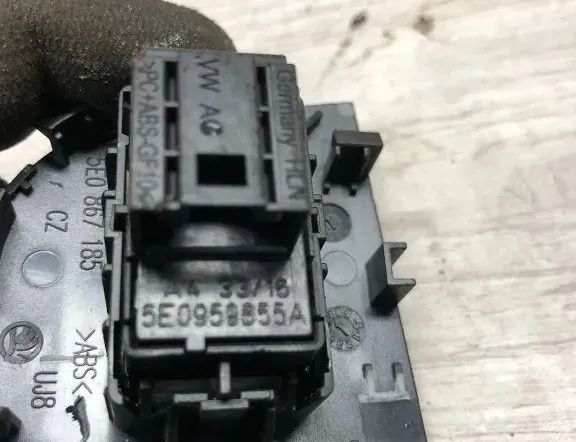 SKODA Octavia 3 generation (2013-2020) Bakre höger dörrfönsterkontrollbrytare 5E0959855A 34971980