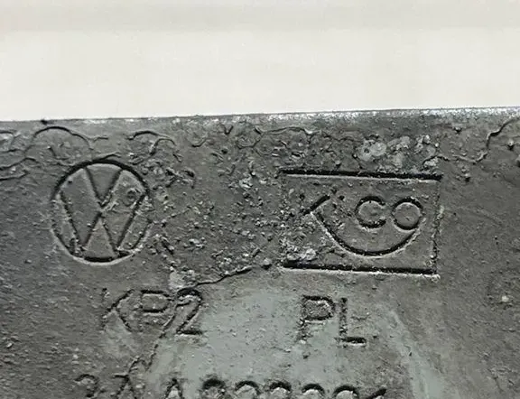 VOLKSWAGEN Passat B7 (2010-2015) Främre vänster motorhuv gångjärn 3AA823301 34994948