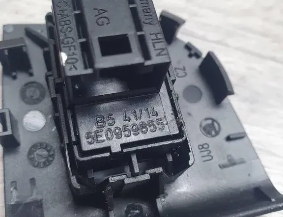 SKODA Octavia 3 generation (2013-2020) Bakre höger dörrfönsterkontrollbrytare 5E0959855,B54114 34979557