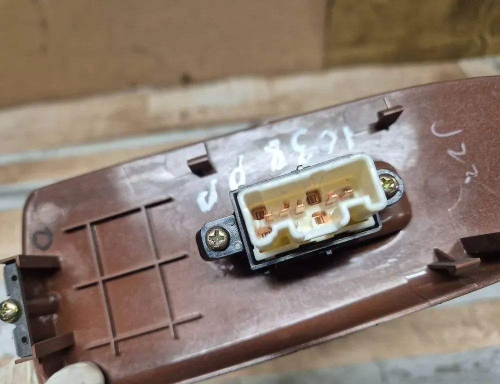 MAZDA Premacy CP (1999-2005) Bakre höger dörrfönsterkontrollbrytare GE6M684L1 33995291