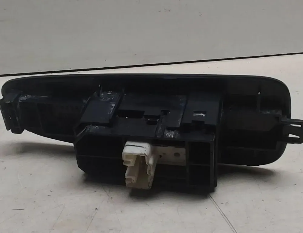 TOYOTA Previa 2 generation (2000-2006) Främre höger dörrfönsterbrytare 76A047 34176693