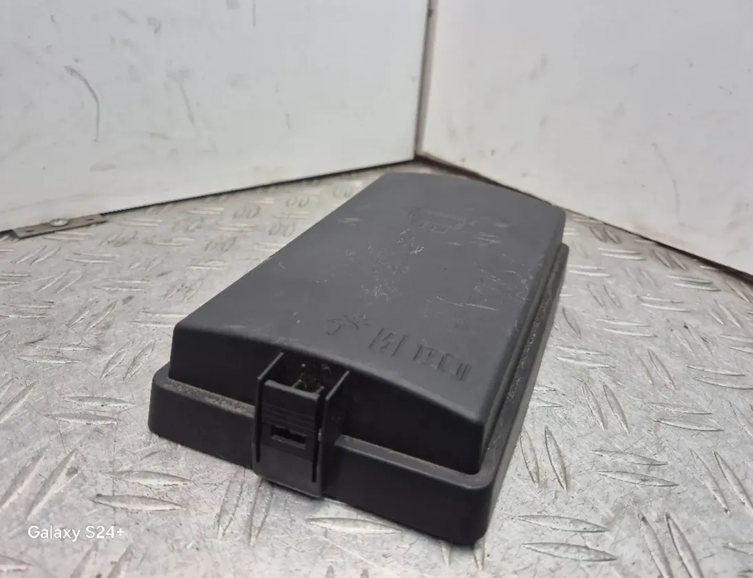 SKODA Octavia 3 generation (2013-2020) Säkringsbox lock 5Q0937132B 26905195