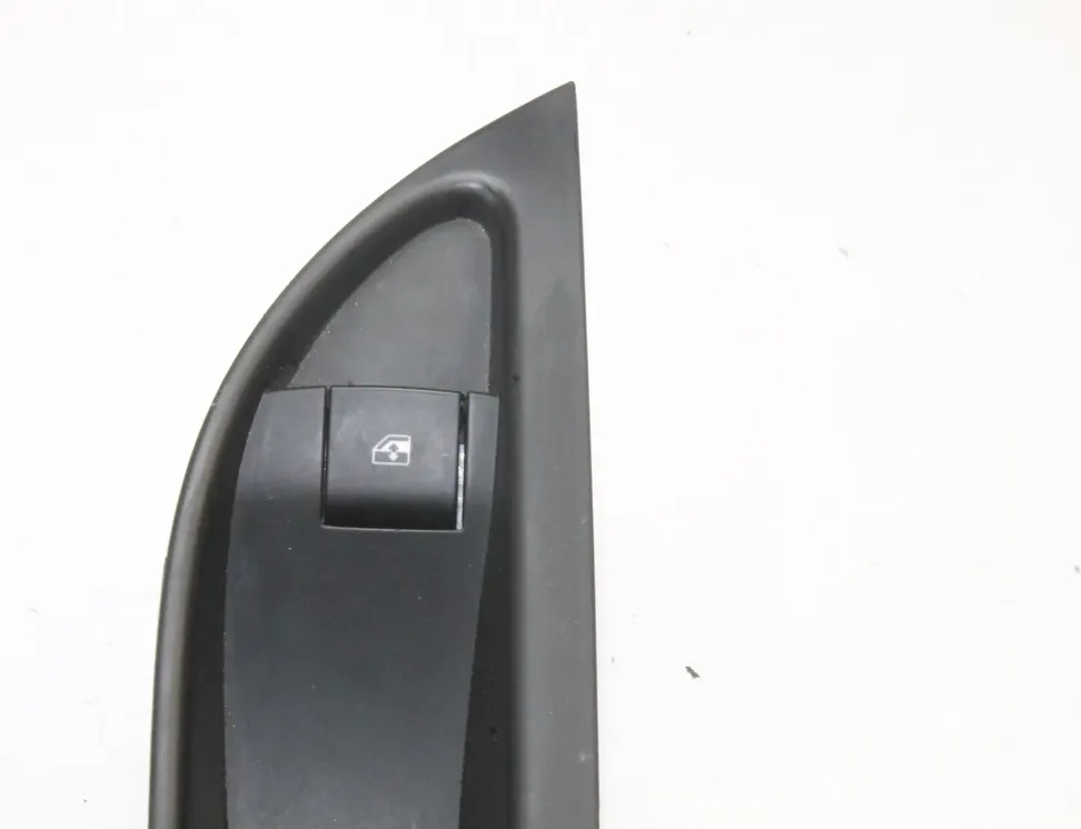 OPEL Astra J (2009-2020) Bakre höger dörrfönsterkontrollbrytare 13301888 11641823