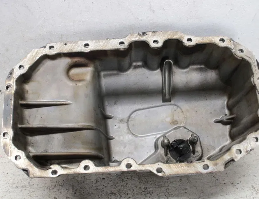 VOLKSWAGEN Golf 8 generation (2019-2023) Oljepanna 03C103603T 33303540