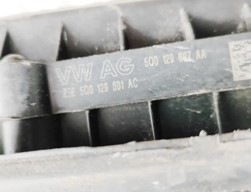 VOLKSWAGEN Passat B8 (2014-2023) Luftfilterlåda 5Q0129607AA,5Q0129601AC 33099641