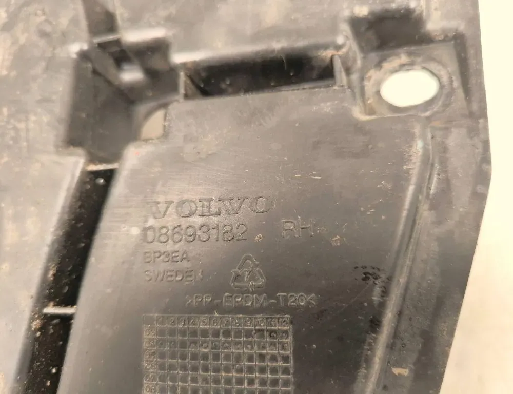 VOLVO V70 2 generation (2000-2008) Främre höger stötfångarfäste 08693182,BP3EA 34653353