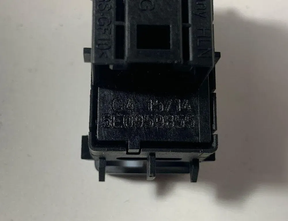 SKODA Octavia 1 generation (1996-2010) Vänster främre dörrfönsterbrytare 5E0959855 30678425