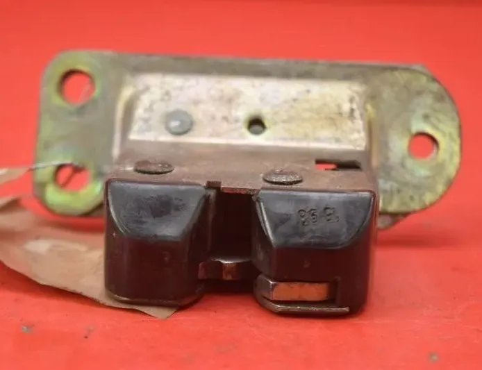 VOLVO S40 1 generation (1996-2004) Bakluckans bagagerumslås VOLVO 22981510