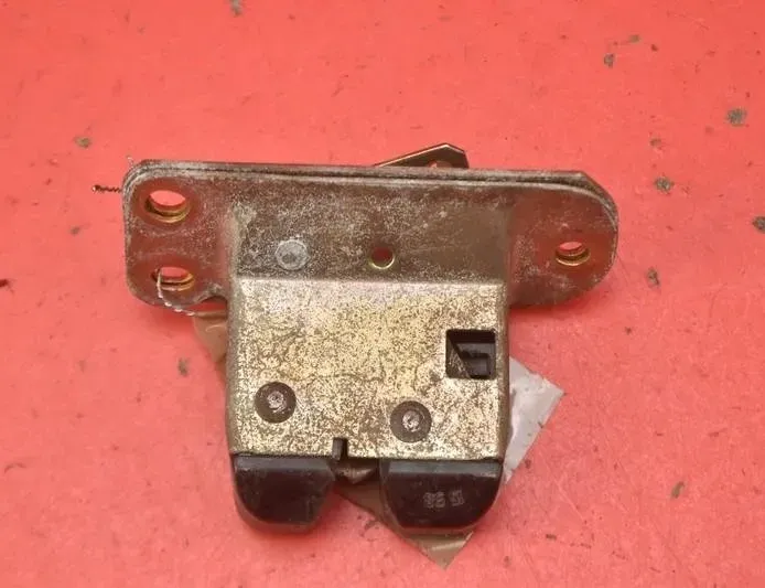 VOLVO S40 1 generation (1996-2004) Bakluckans bagagerumslås VOLVO 22981510