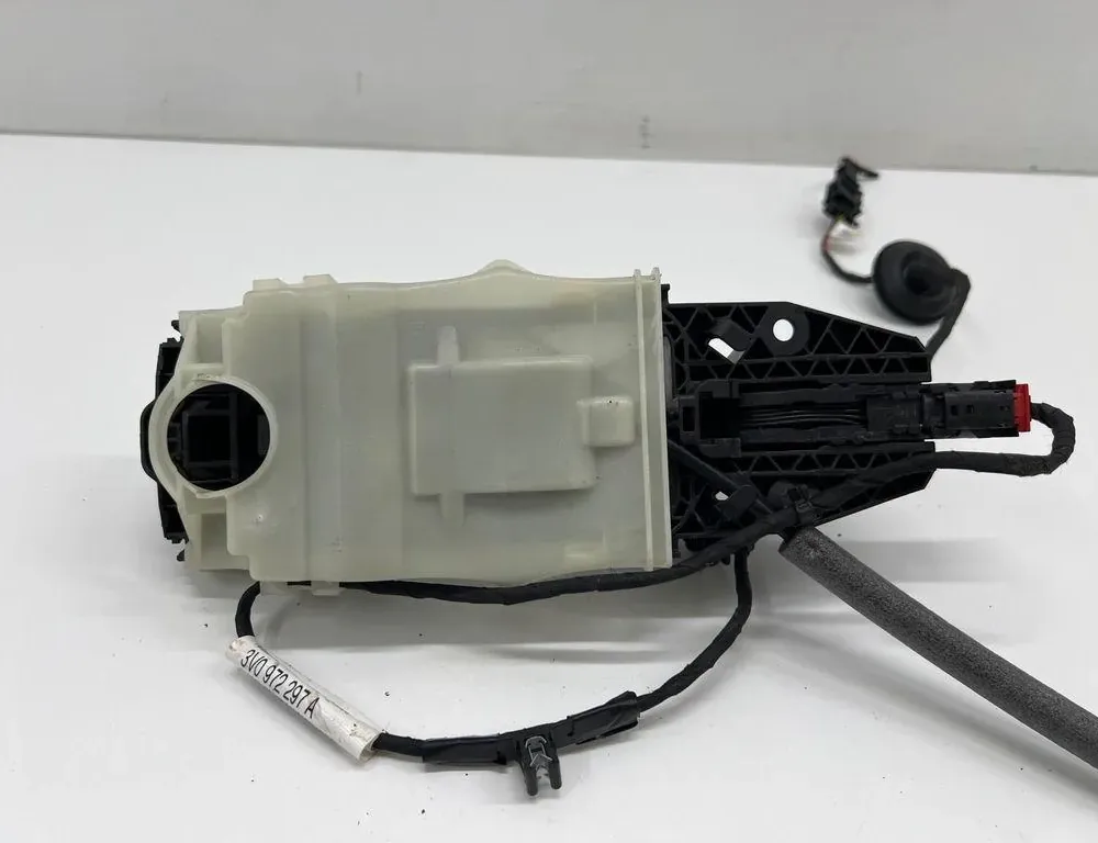 SKODA Superb 1 generation (2001-2008) Bakre vänstra dörrens yttre handtag 7P6839885 33554058