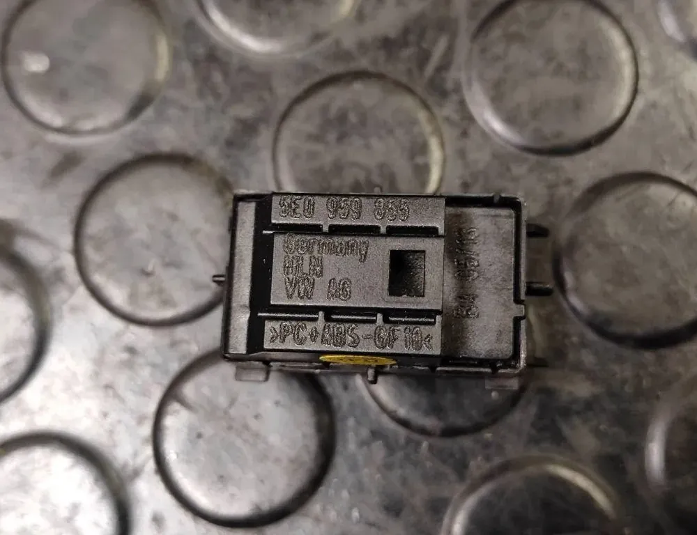 SKODA Octavia 1 generation (1996-2010) Främre höger dörrfönsterbrytare 5E0959855 33173217