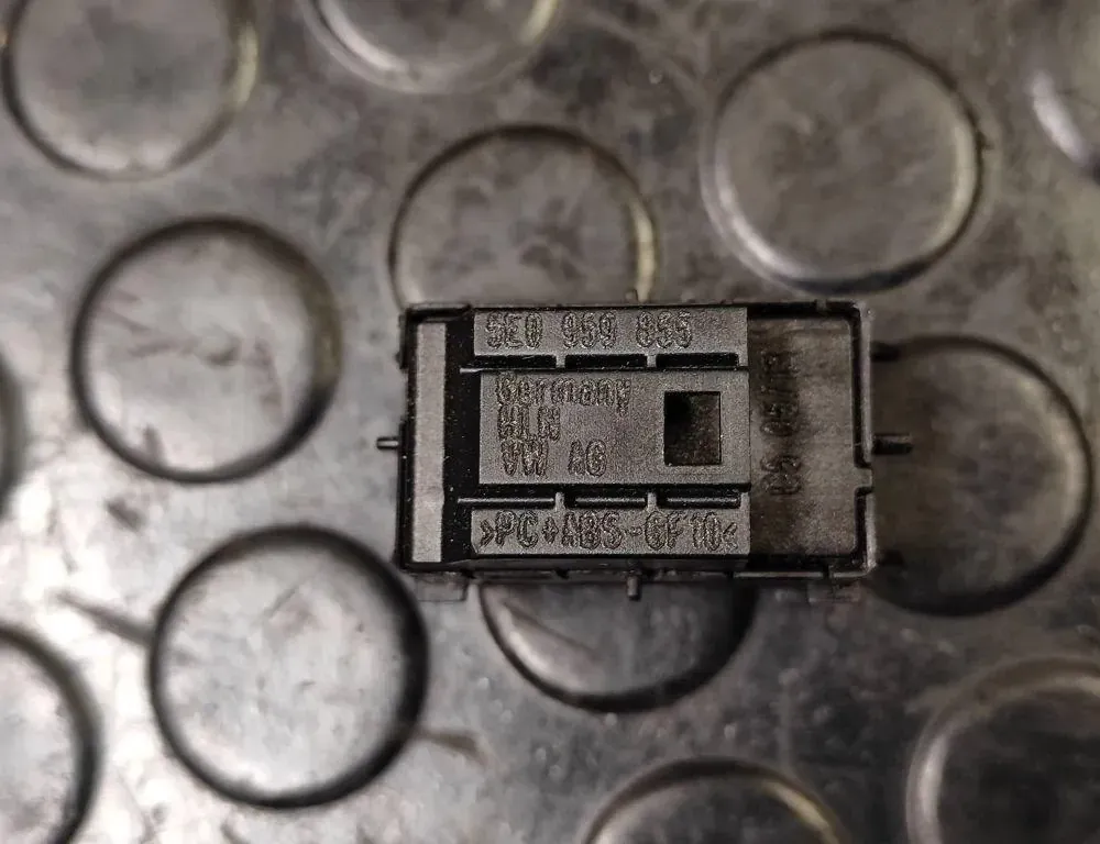 SKODA Octavia 1 generation (1996-2010) Främre höger dörrfönsterbrytare 5E0959855 33173218