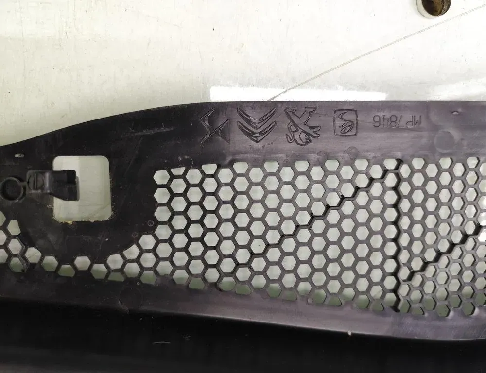 PEUGEOT 208 Peugeot 208 (2012-2015) Trim för främre torkarkåpa 9820794580 33230054