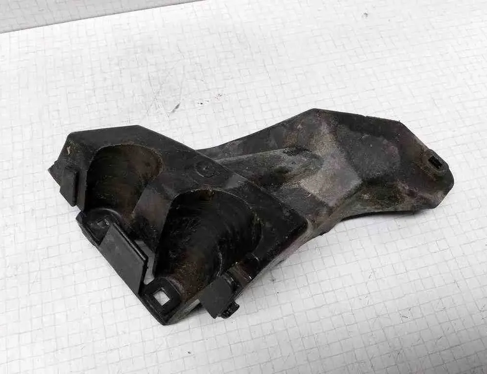 VOLVO V70 2 generation (2000-2008) Bakre höger stötfångarfäste 08693385 32530070