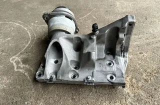 PORSCHE Cayenne 958 (2010-2018) Motorfäste höger sida 9481022151R,94837504903 31423906