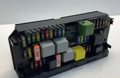 MERCEDES-BENZ C-Class W204/S204/C204 (2004-2015) Säkringsdosa A2129005812 33343540