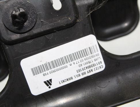 FORD USA Mustang Mach-E 1 generation (2020-2024) Bakre stötfångare mellanfäste LJ8B-17B861-AD 33023358