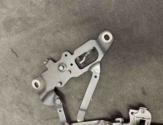 BMW 5 Series F10/F11 (2009-2017) Främre höger motorhuvsgångjärn ES03,7249888 32188179