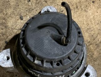 BMW 5 Series F10/F11 (2009-2017) Motorfäste på höger sida 6780264 32952850