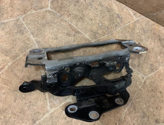 MERCEDES-BENZ CLS-Class C218/X218 (2011-2017) Främre vänster motorhuv gångjärn 33000751