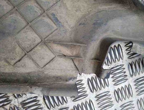 AUDI Q7 4L (2005-2015) Bakre mittenbottenskydd 7L8825211E 26182115