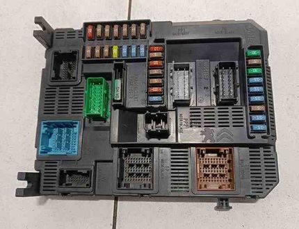 PEUGEOT 308 T9 (2013-2021) Säkringsdosa E1064160 30352643