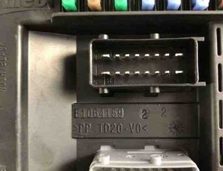 PEUGEOT 308 T9 (2013-2021) Säkringsdosa E1064160,9807054180 30551122