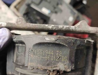 VOLVO V50 1 generation (2003-2012) Motorfäste på höger sida 71551944 30295164